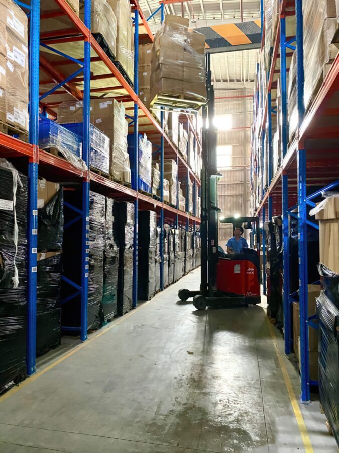 Un grande magazzino logistico situato a Zhuhai, in Cina, offre spazio dedicato per centinaia di migliaia di cartucce di toner vuote