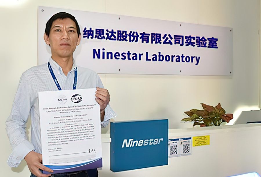 Ni Ming, il capo del laboratorio di materiali di consumo di stampa Ninestar. Ninestar Lab riceve un’importante certificazione dal CNAS