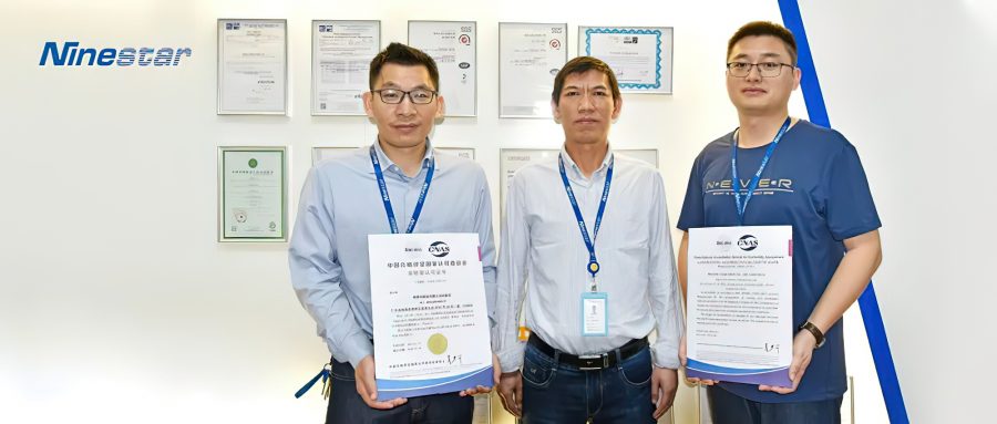 Ni Ming, capo del laboratorio di materiali di consumo di stampa Ninestar insieme ai suoi collaboratori. Ninestar Lab riceve un’importante certificazione dal CNAS
